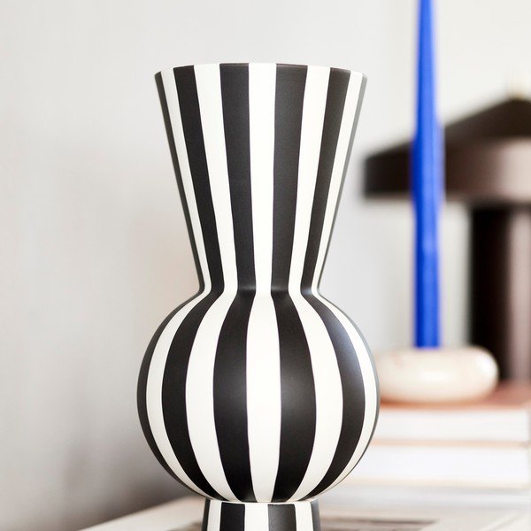 Бяла/черна глинена ръчна изработка ваза (височина 28 cm) Toppu – OYOY Living Design-image-1