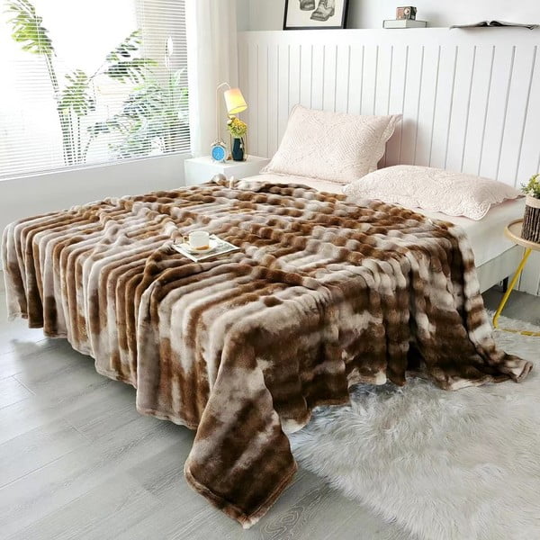 Кафяво покривало за легло от микроплюш 150x200 cm Victory – My House