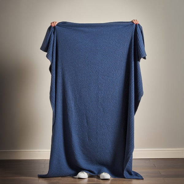 Тъмносиньо памучно одеяло 150x200 cm Jaipur Chunky Waffle – Pineapple Elephant-image-2