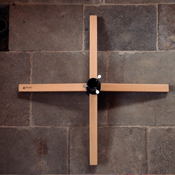 Черна стойка за коледна елха, изработена от метал и дърво Gentle - Tree Nest-image-3