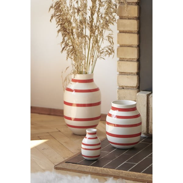 Керамична ваза на бели и червени райета, височина 31 cm Omaggio - Kähler Design-image-1