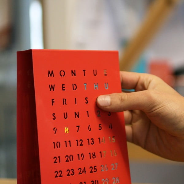 Magnetický kalendář na stůl Perpetual Calendar, červený