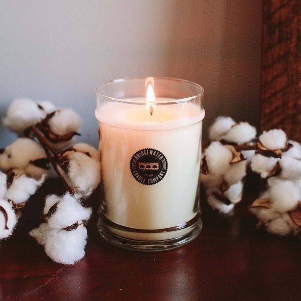 Ароматизирана свещ Bridgewater Candle Company в стъклена кутия с аромат на памук, време на горене 65-85 часа White Cotton - Bridgewater Candle Company-image-1