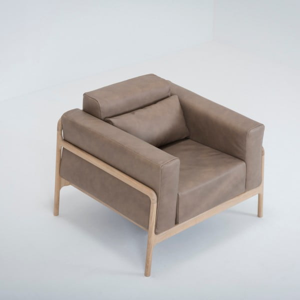 Светлокафяв фотьойл от биволска кожа с масивна дъбова конструкция Fawn - Gazzda-image-1