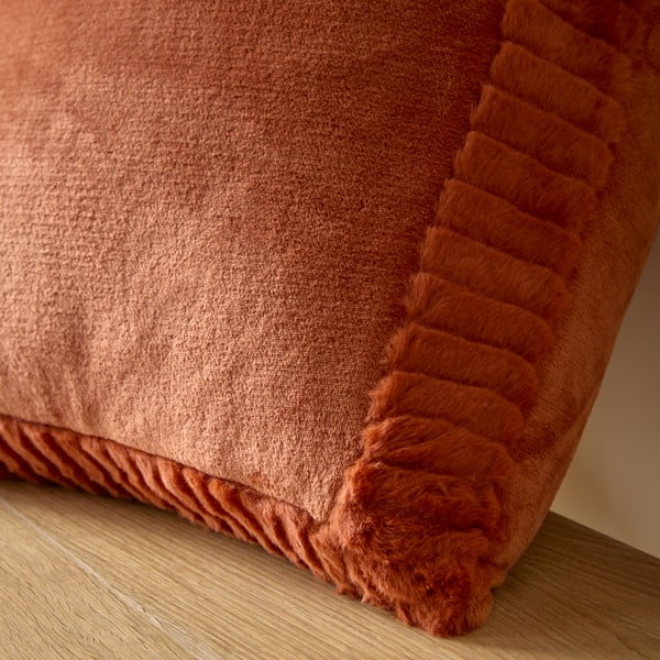 Декоративна възглавница от микроплюш 55x55 cm Velvet and Faux Fur – Catherine Lansfield-image-2