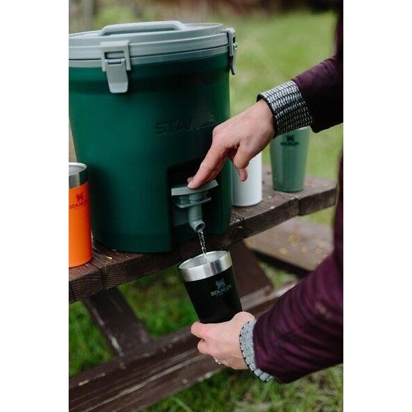 Съд за напитки 7,5 l Fast-Flow Water Jug Black 2.0 – Stanley-image-1