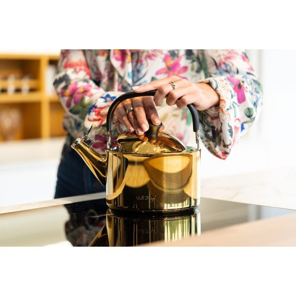 Лъскаво златист чайник от неръждаема стомана 1,5 l Diamante – Vialli Design-image-4