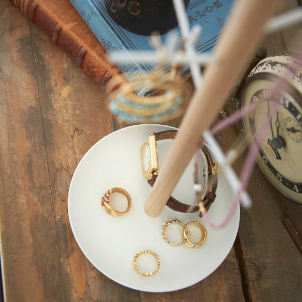 Бяла поставка за бижута с детайли от букова дървесина Клон Tosca - YAMAZAKI-image-2