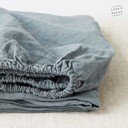 Син/сив еластичен ленен чаршаф 160x200 cm Blue Fog – Linen Tales