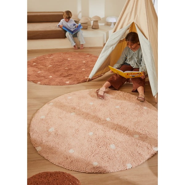 Светлорозов ръчно изработен памучен детски килим подходящ за пране ø140 cm Round Dot Rose – Lorena Canals-image-3