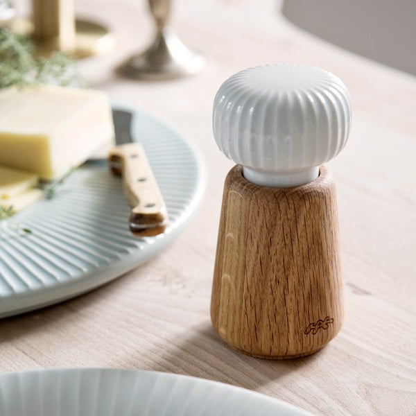 Мелничка за подправки от дъбово дърво с детайли от бял порцелан Hammershoi, височина 13 cm Hammershøi - Kähler Design-image-1