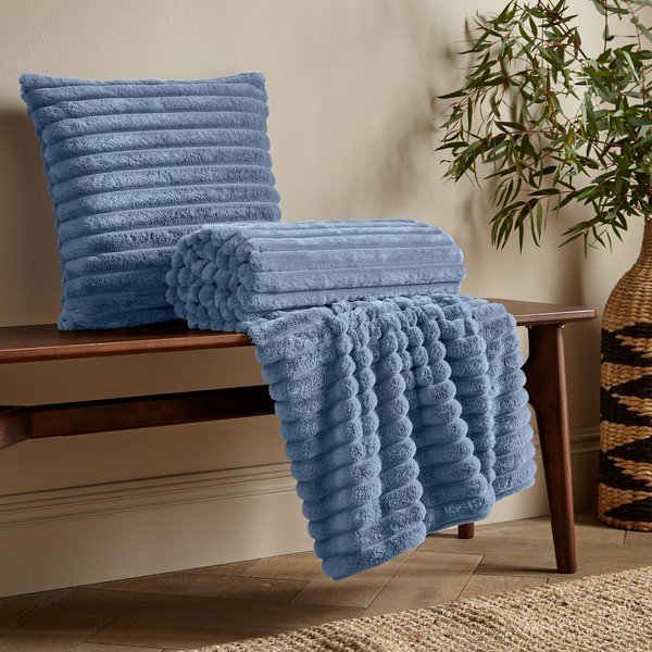Декоративна възглавница от микроплюш 45x45 cm Cosy Ribbed – Catherine Lansfield-image-3