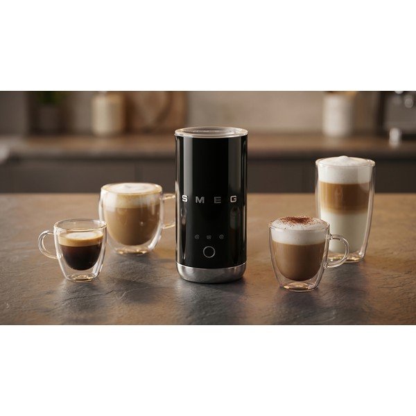 Черен пластмасов електрически миксер за мляко 120 ml – SMEG-image-1