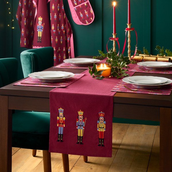 Памучна покривка с коледен мотив 220x32 cm Christmas Nutcracker – Catherine Lansfield-image-1
