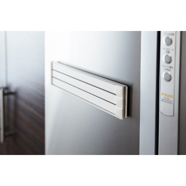 Бял магнитен накланящ се държач за кърпи Tower - YAMAZAKI-image-2