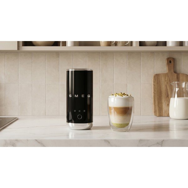 Черен пластмасов електрически миксер за мляко 120 ml – SMEG-image-2