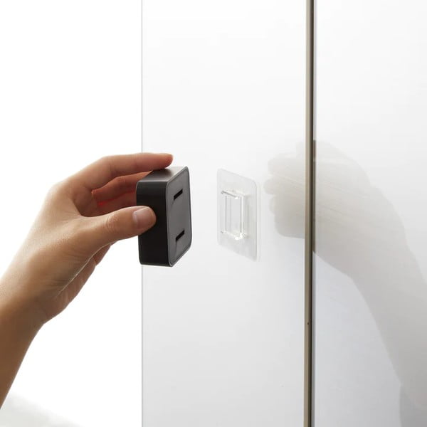 Черен самозалепващ пластмасов държач за кухненска кърпа Film Hook – YAMAZAKI-image-3