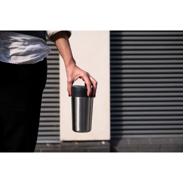 Чаша за пътуване в тъмносиньо-сребристо 450 ml Sipp - Joseph Joseph-image-1