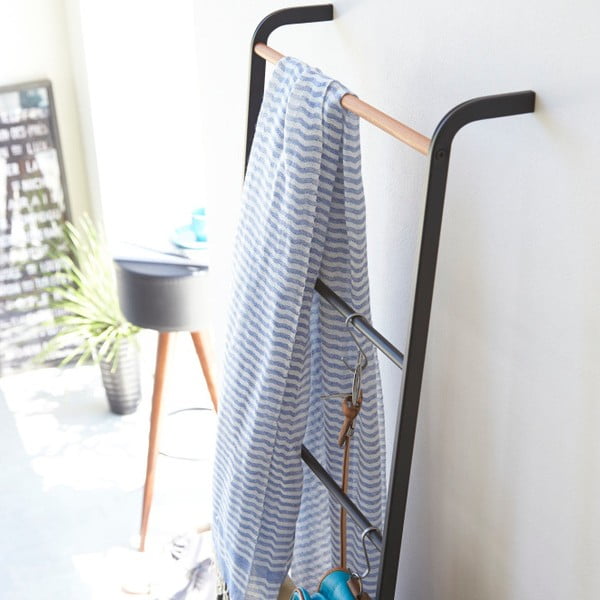 Черна декоративна стълба с детайли от букова дървесина Стълба Tower - YAMAZAKI-image-2