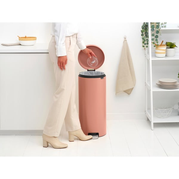 Стоманено кошче за боклук с педал в цвят сьомга 30 l NewIcon – Brabantia-image-4