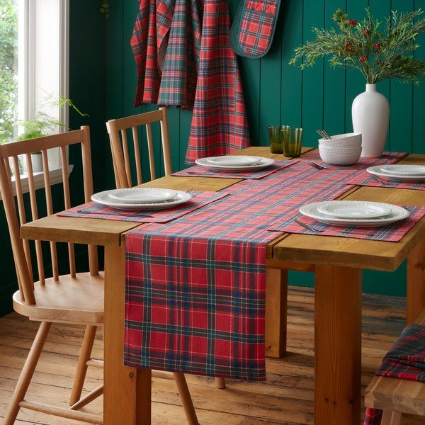 Памучна покривка с коледен мотив 220x32 cm Christmas Tartan Check – Catherine Lansfield-image-1
