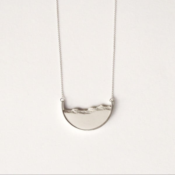 Stříbrný náhrdelník s bílým přívěskem dsnú Curve