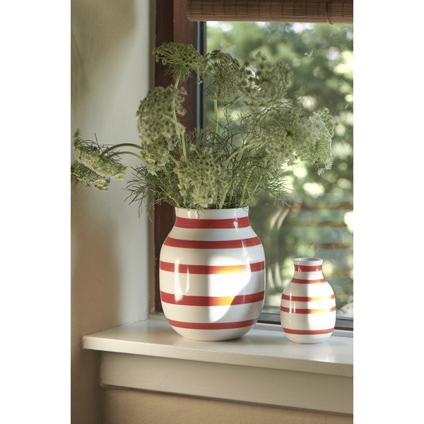 Керамична ваза на бели и червени райета, височина 12,5 cm Omaggio - Kähler Design-image-3