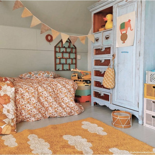 Памучен ръчно изработен детски килим подходящ за пране горчица 120x160 cm Clouds Mustard – Lorena Canals-image-1