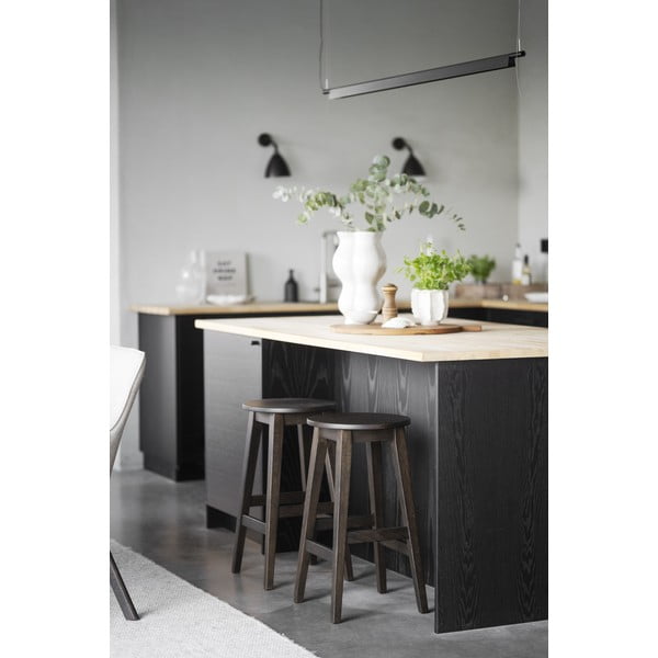 Тъмнокафяви бар столове в комплект 2 бр. от масивен дъб (височина на седалката 65 cm) Austin – Rowico-image-3