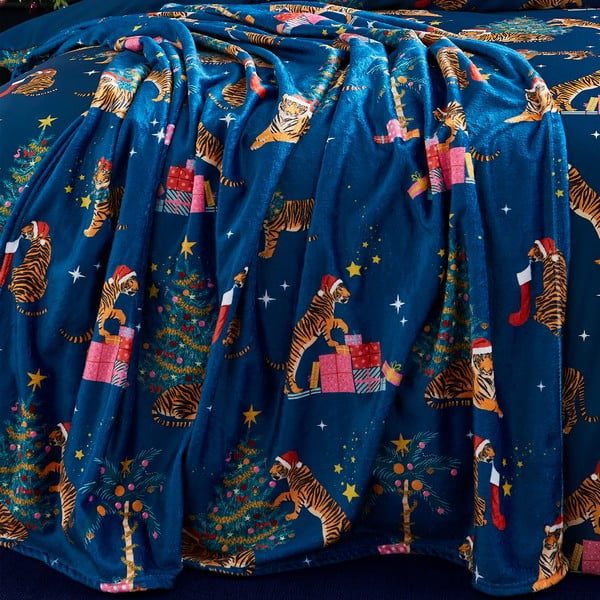 Синьо  одеяло с коледен мотив от микроплюш 130x170 cm Christmas Tiger – Catherine Lansfield-image-2