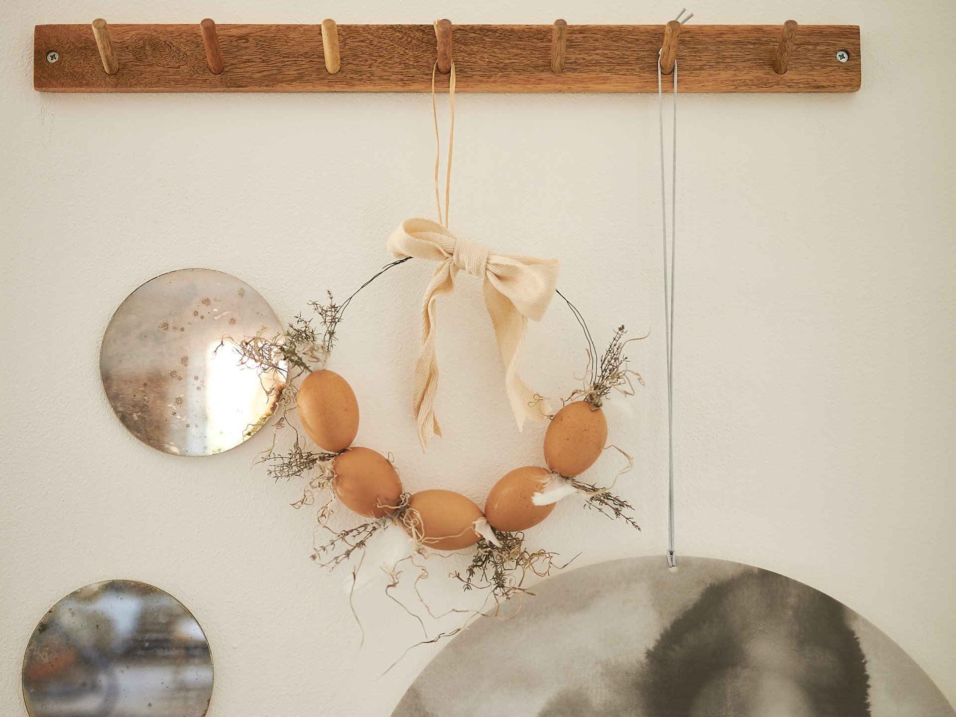 Великденски венец за врата с пъдпъдъчи яйца