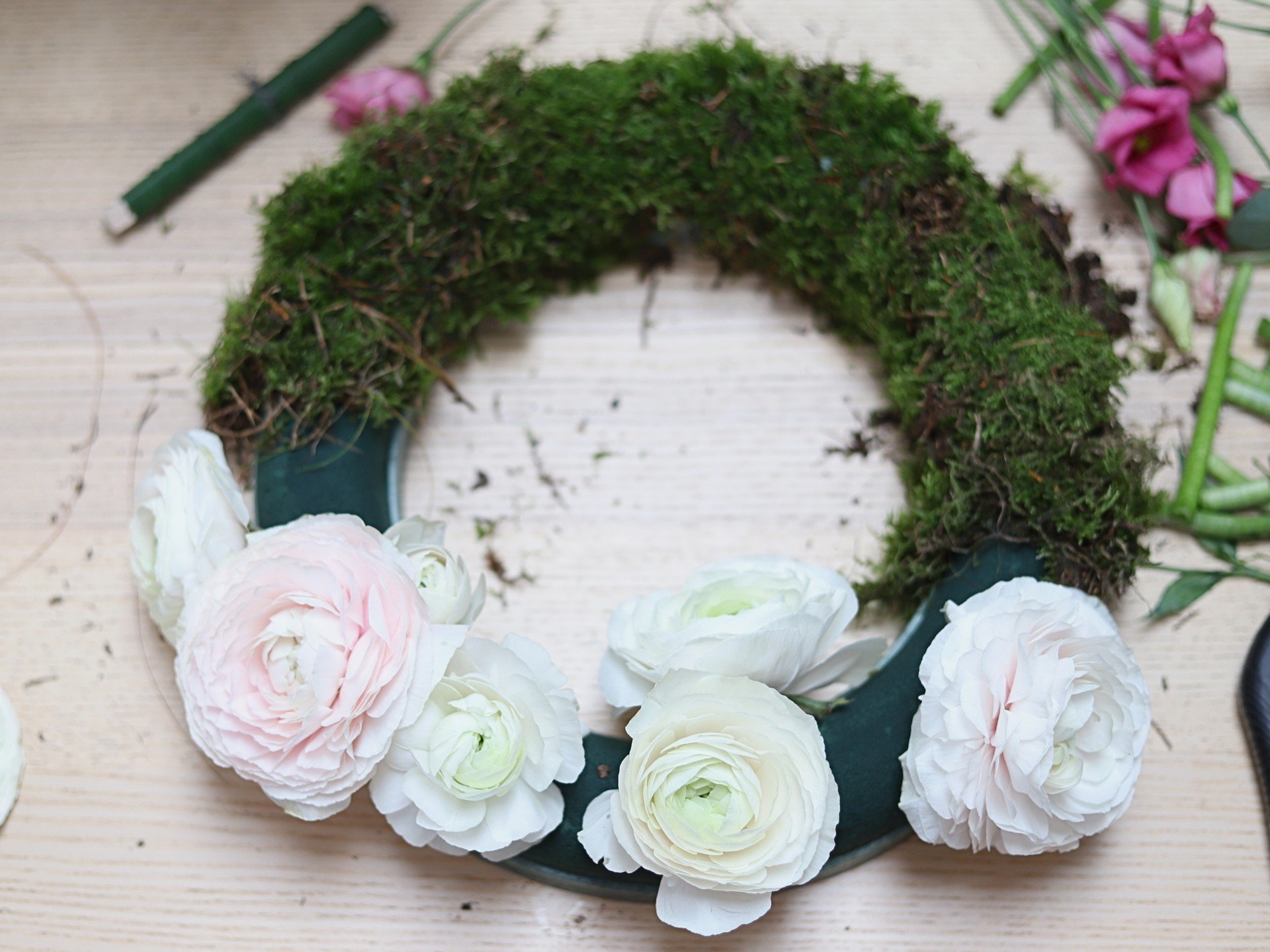 Изработване на пролетен венец с коприва и мъх.