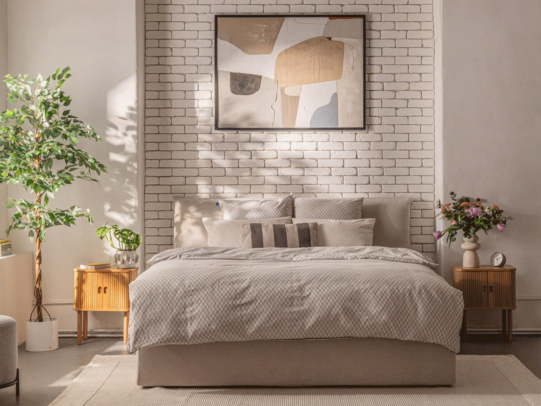 Бързо освежете интериора на спалнята, като добавите зелени растения.