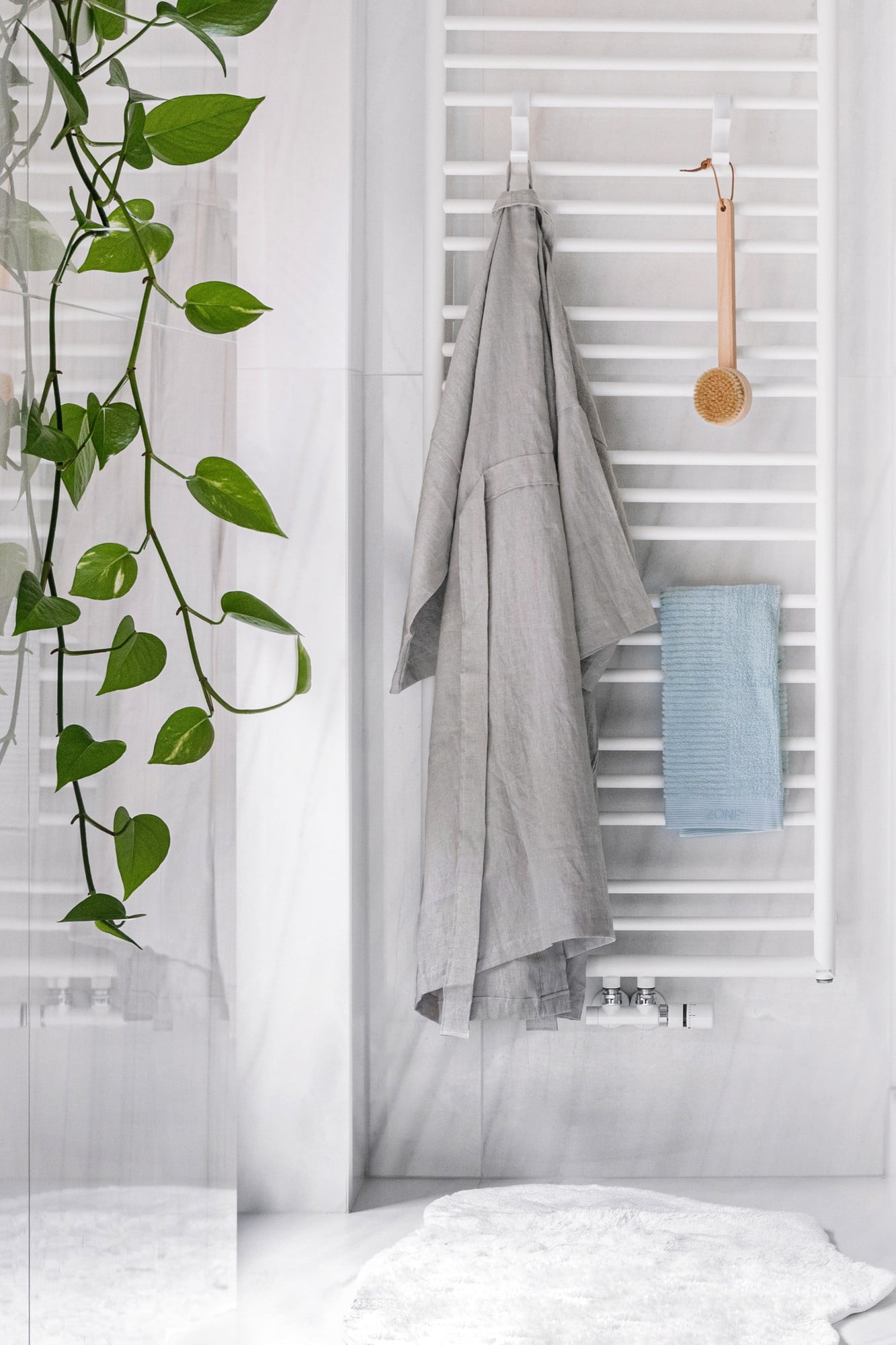 В банята има и естествени материали - ленен халат за баня и бамбукова четка. 