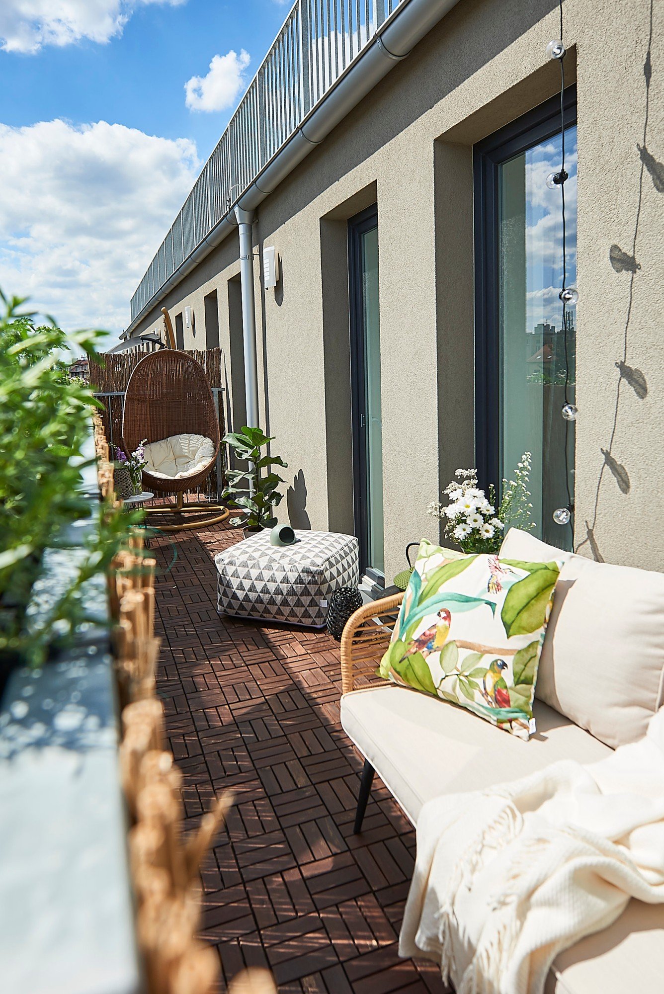 Мебелите, разположени до стената, оставят свободно място за преминаване.