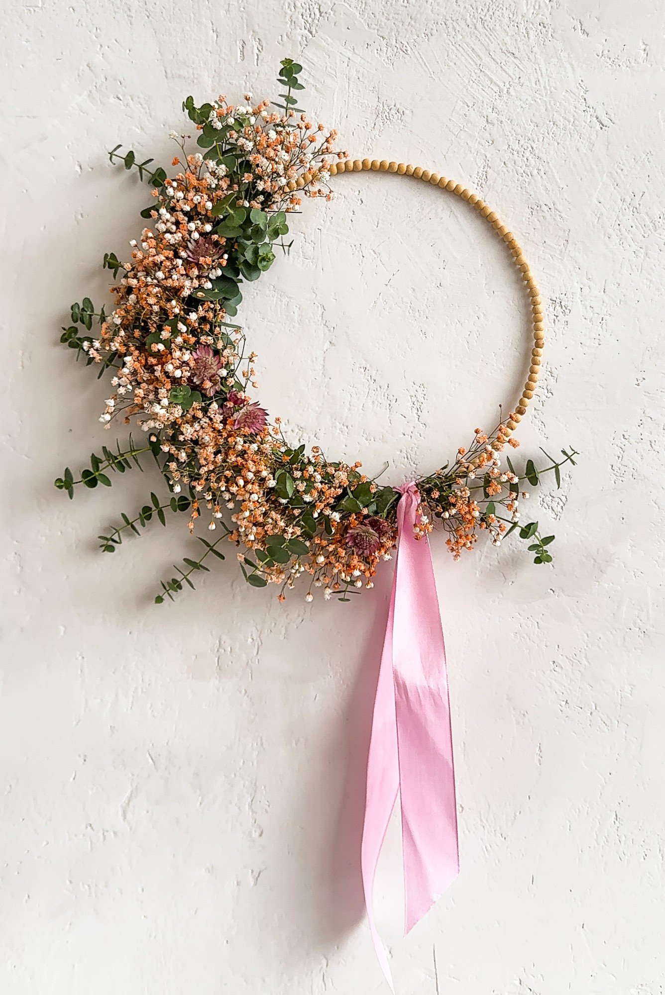 Пролетен венец с основа от мъниста