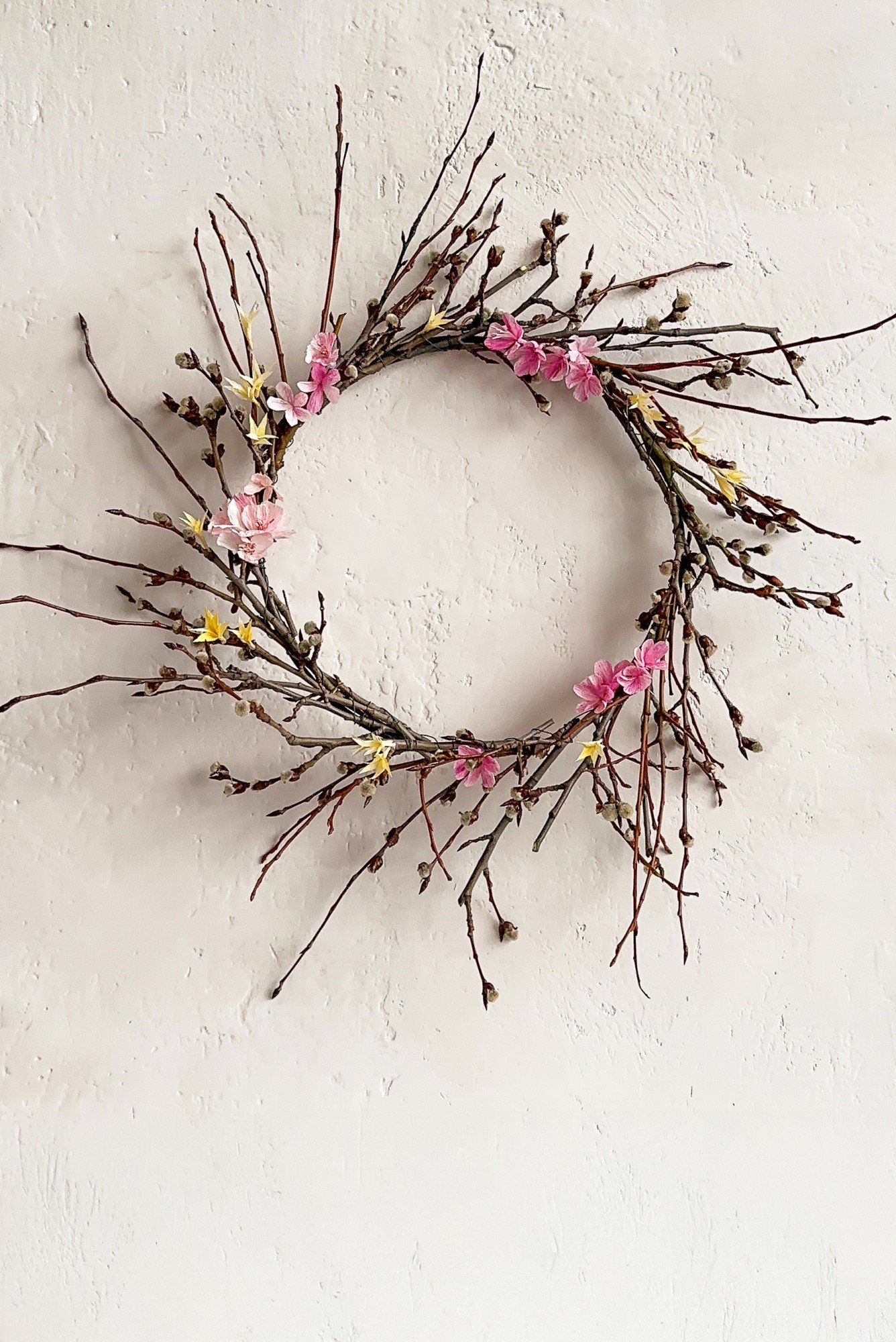 Пролетен венец, украсен с цветя от креп хартия