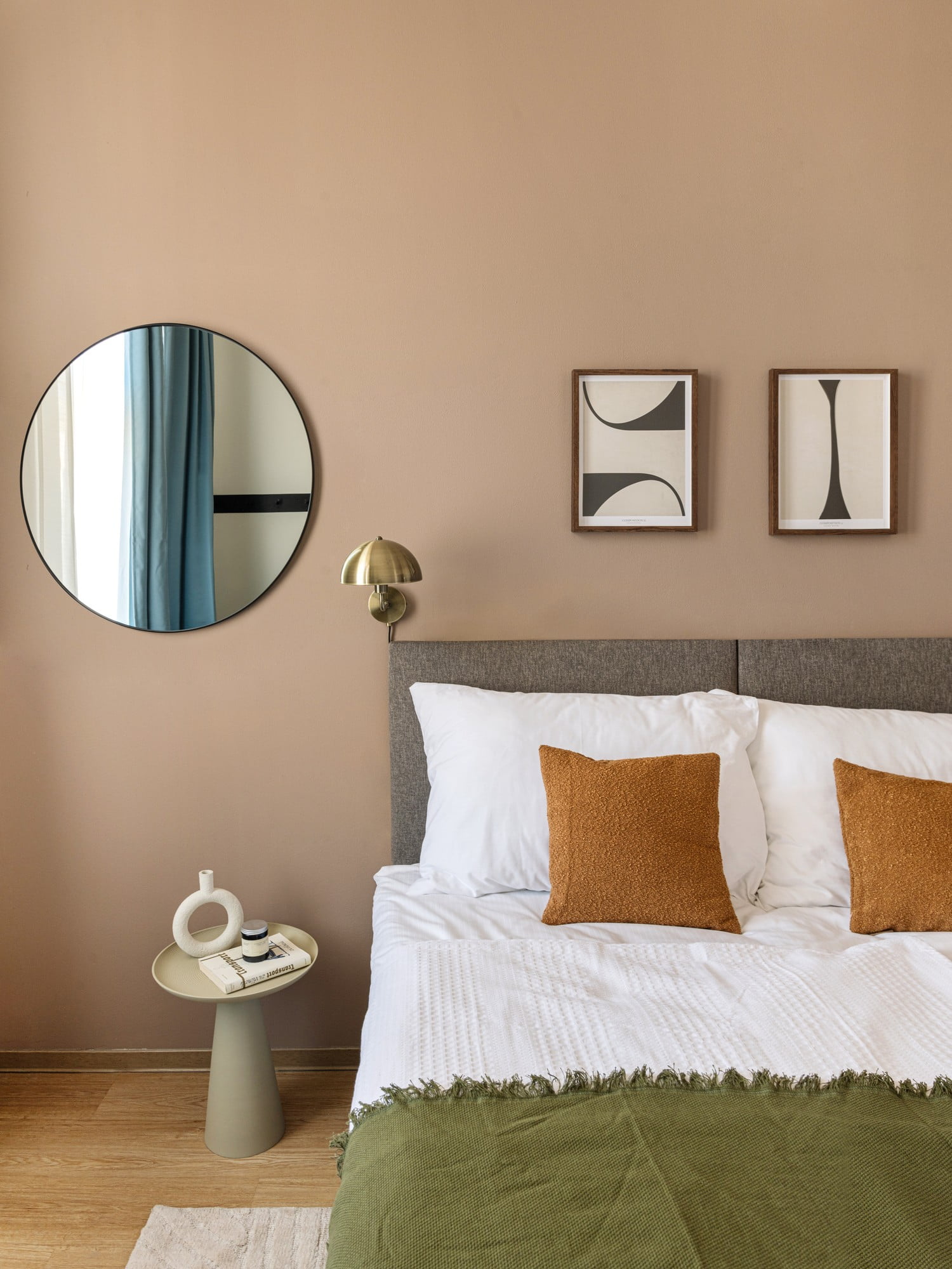 В една модерна спалня е важно визуалното спокойствие, което можете да постигнете, като изберете мебели с прости линии и без излишни декорации.