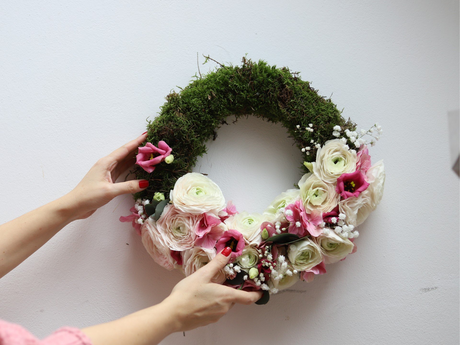 Пролетният венец с розови и бели лалета ще се запази дълго благодарение на основата от гъба за аранжировки.