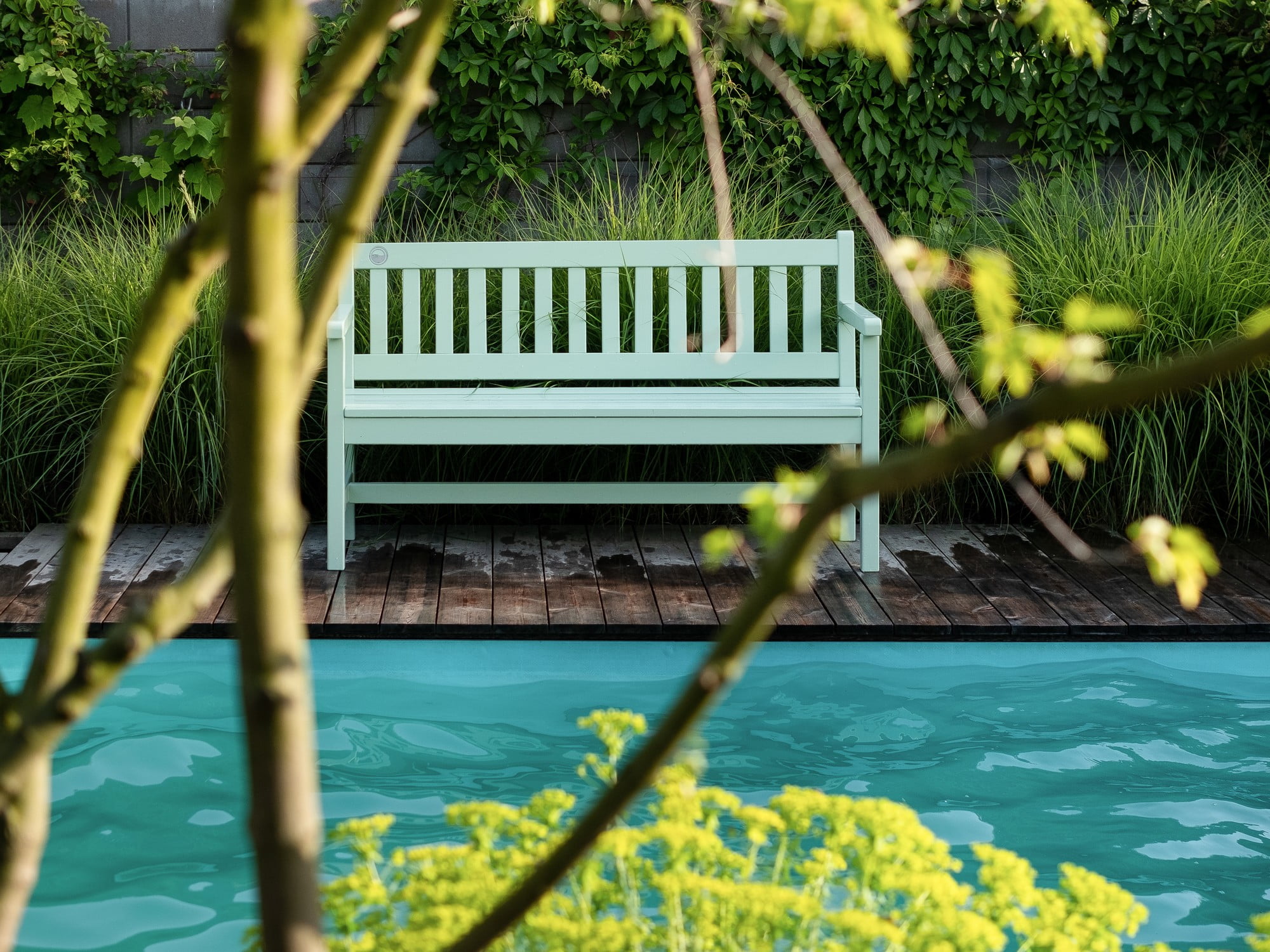 Градината включва различни елементи за отдих, като например пейки.