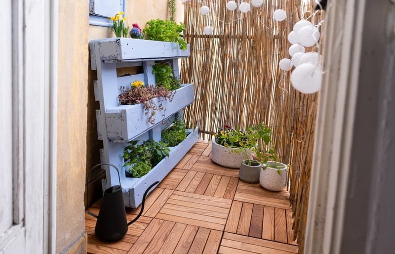 Направи си сам: Превръщане на малък балкон в градина с билки