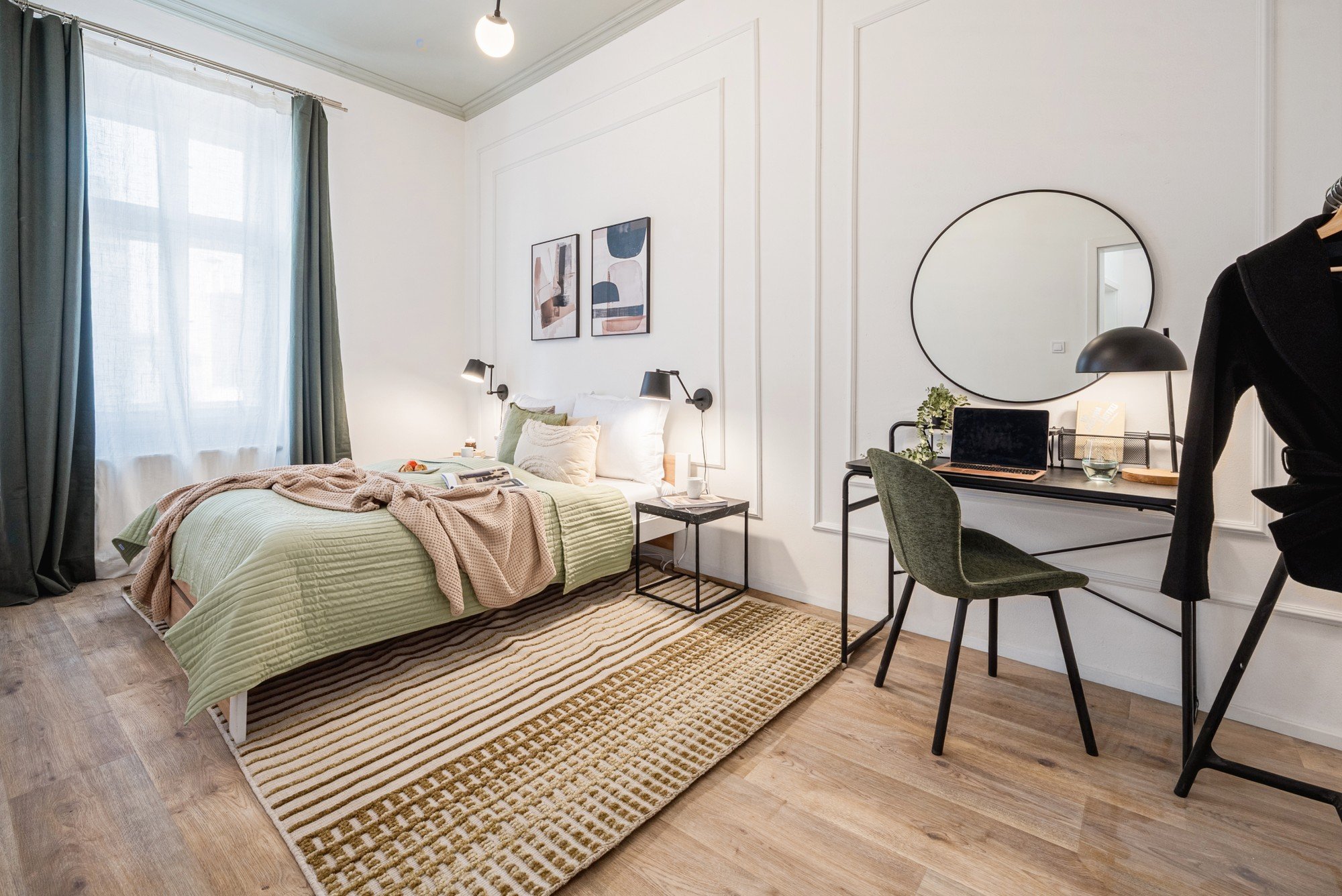 Реализацията потвърждава, че една стая може да изглежда просторна, спокойна и в същото време да предлага пълноценно място за работа и почивка.