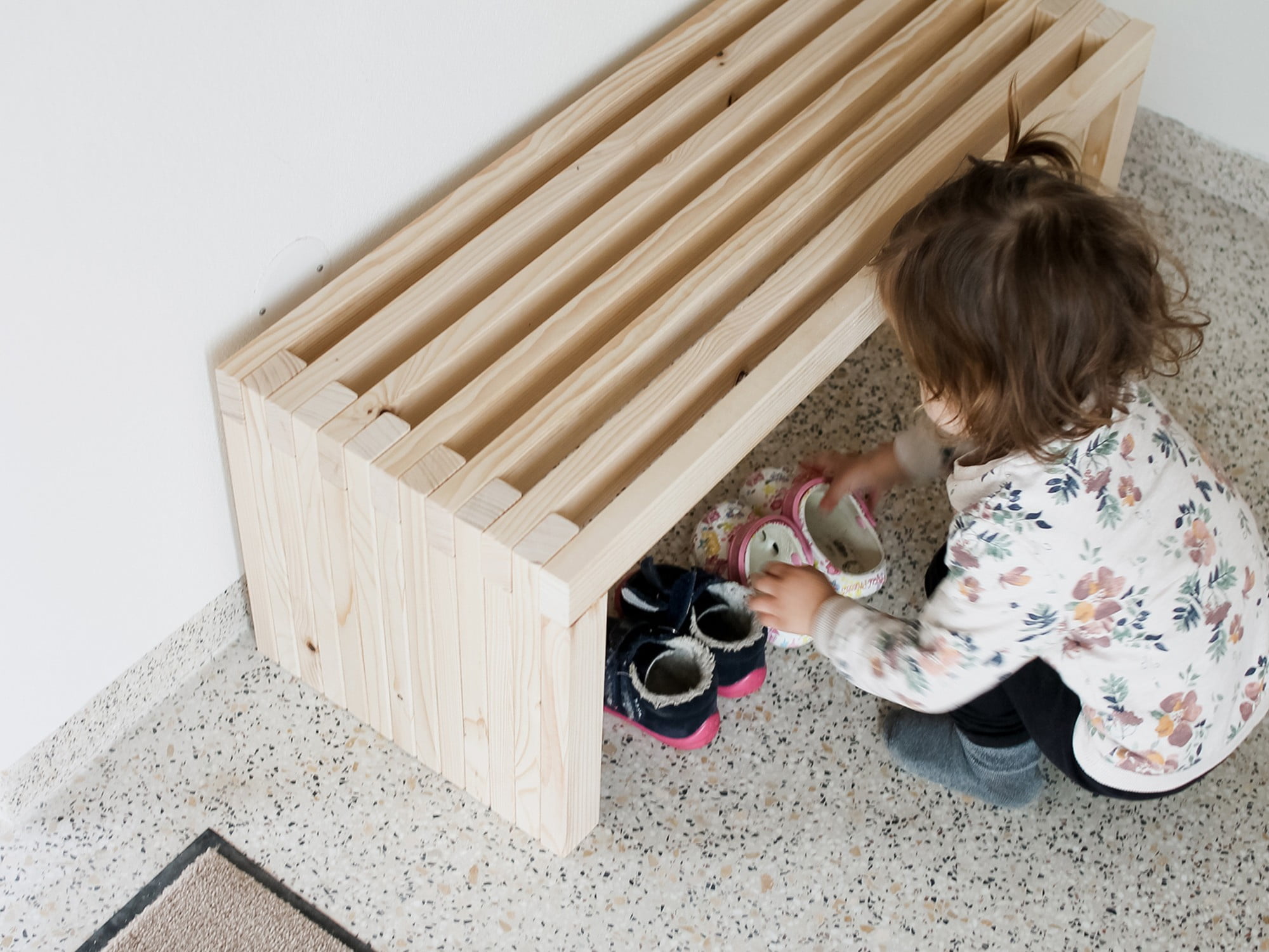 Тази дървена пейка е с регулирана височина за деца, но размерът може лесно да се промени до височина за възрастни.
