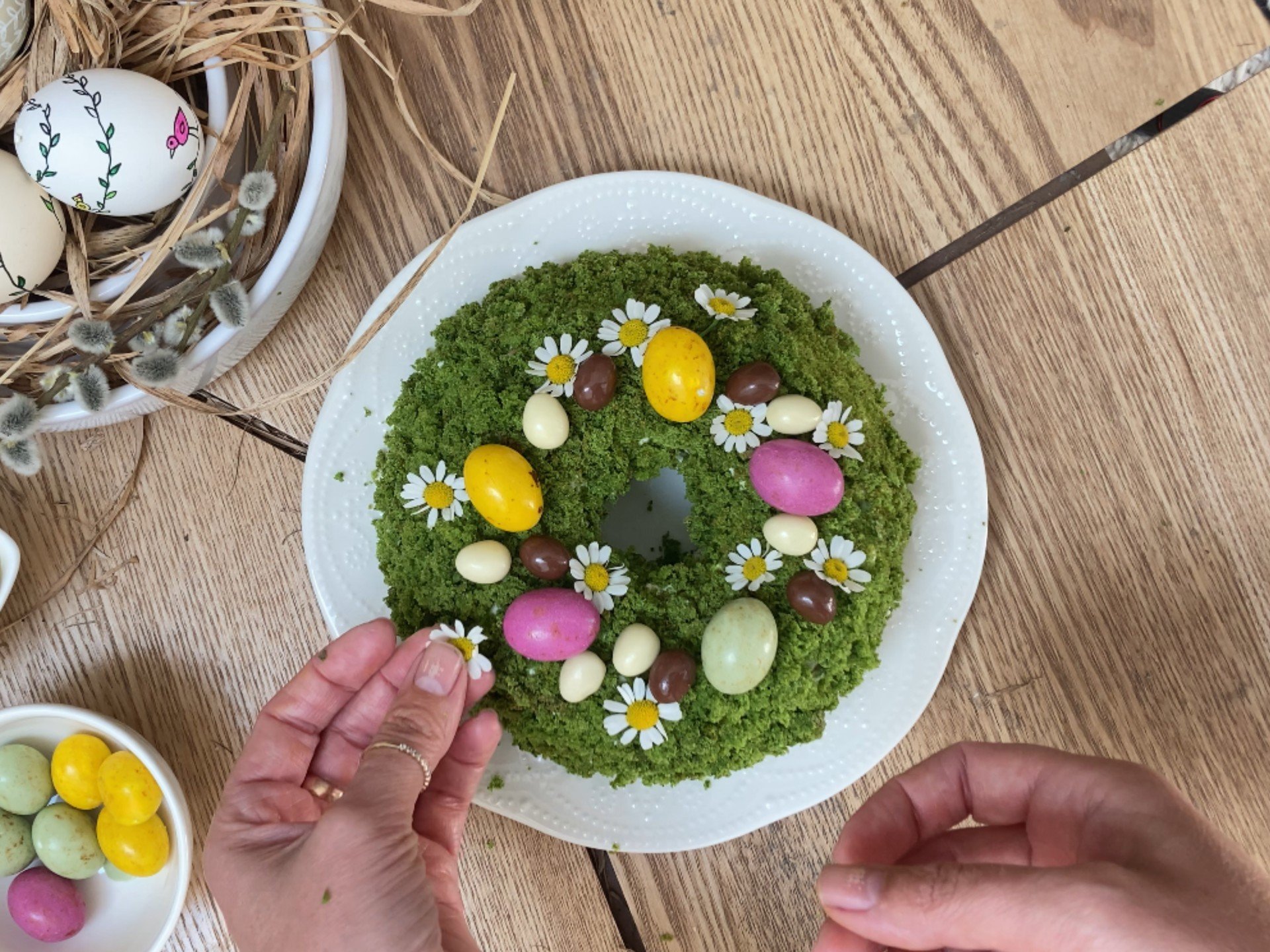 Нетрадиционен венец – тортa със зелен мъх, изпечена във формата на венец