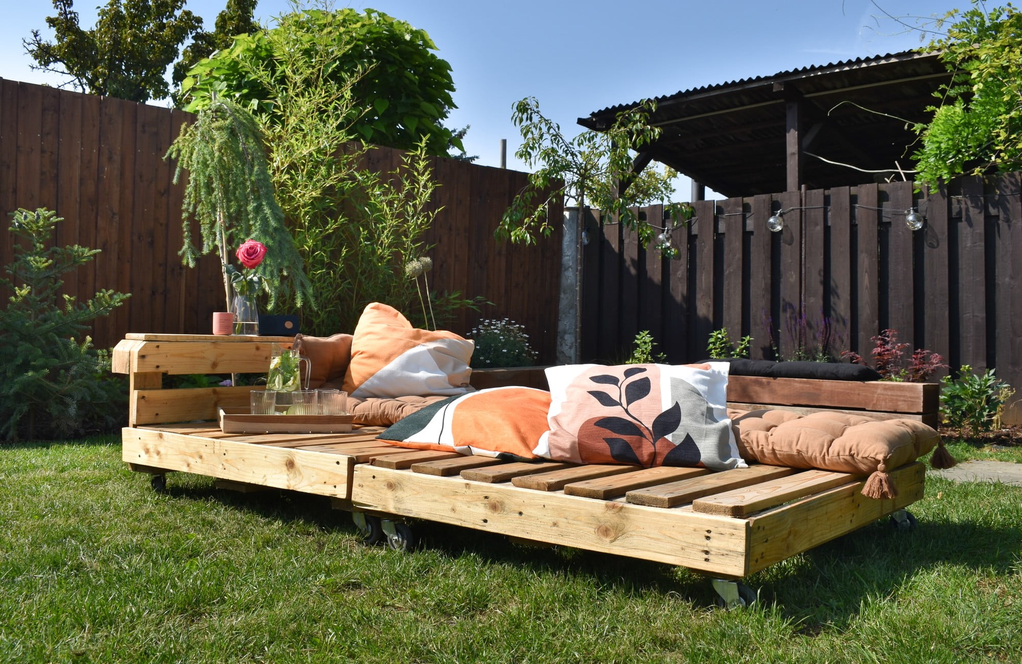Мебелите от палети са чудесно евтино решение за места за сядане на открито в градината.