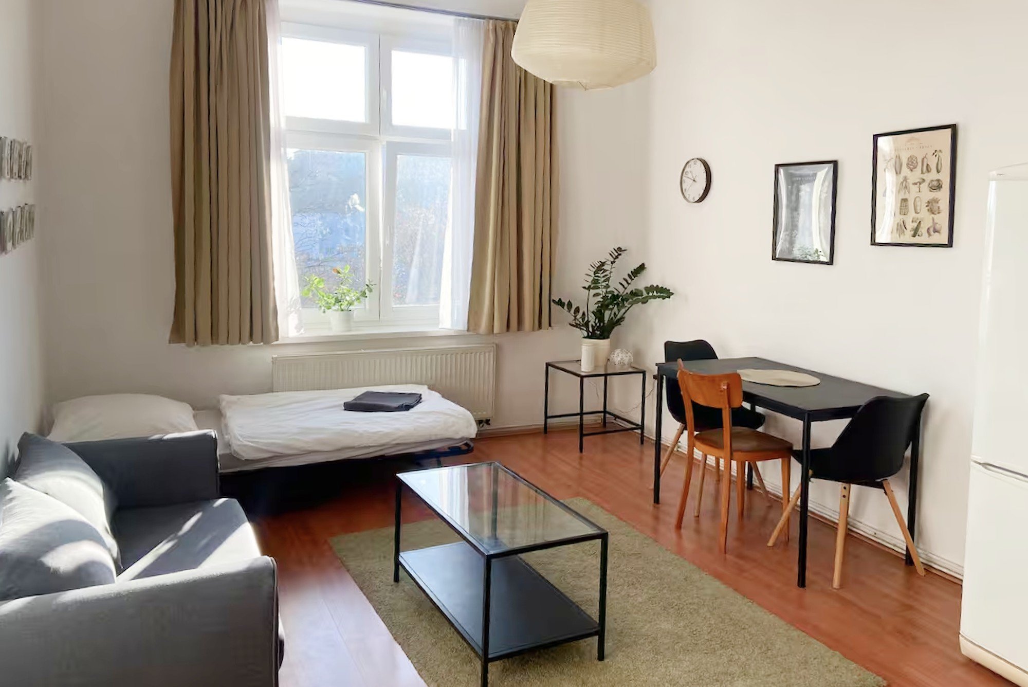 Дневната беше приятно светла и просторна, с базова основа, която обаче все още чакаше да бъде довършена с атмосфера и детайли.