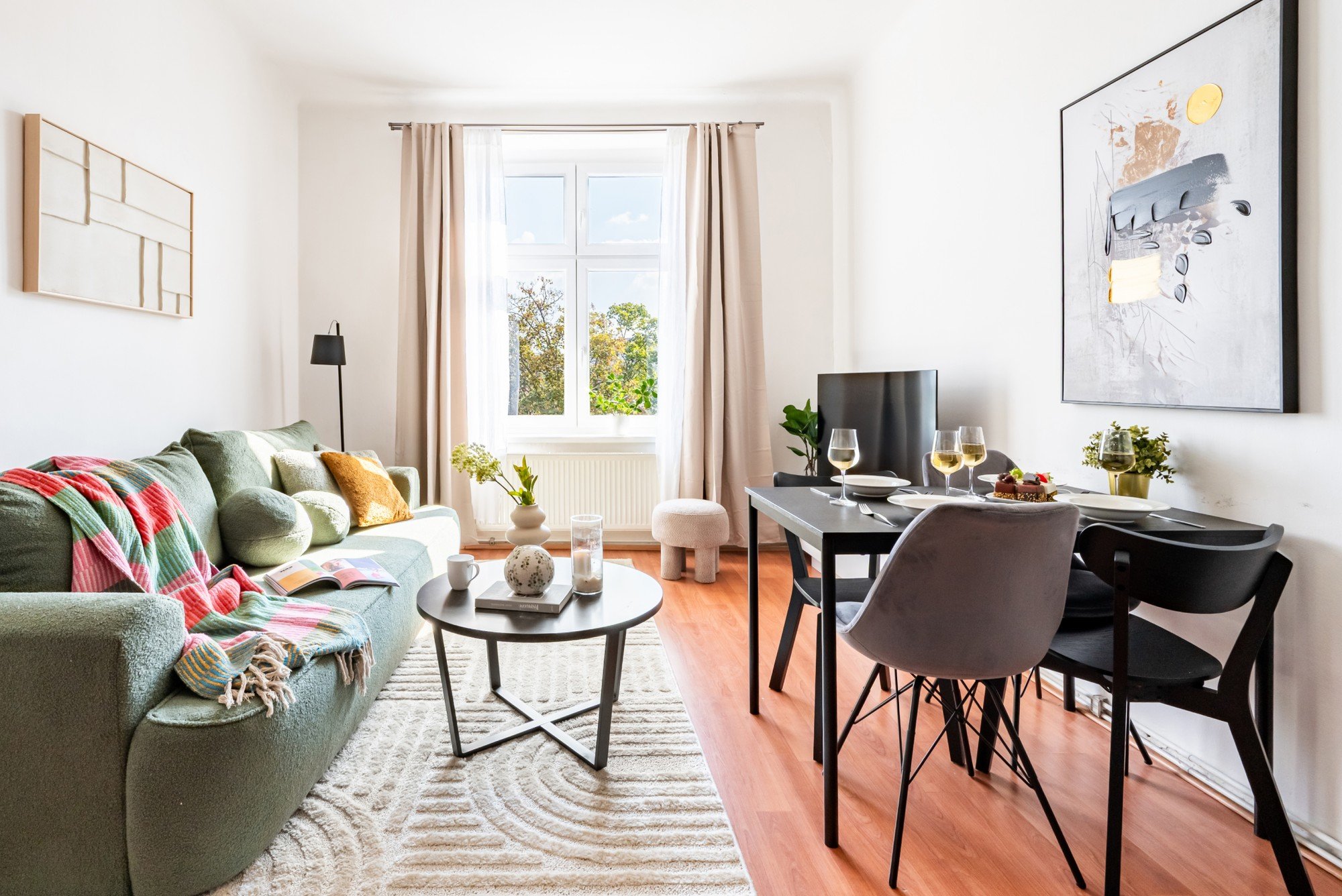 Благодарение на добре обмисленото разположение, цветовете и меките текстилни материи, той се превърна в уютно и хармонично пространство, което естествено съчетава почивка, хранене и ежедневен живот.