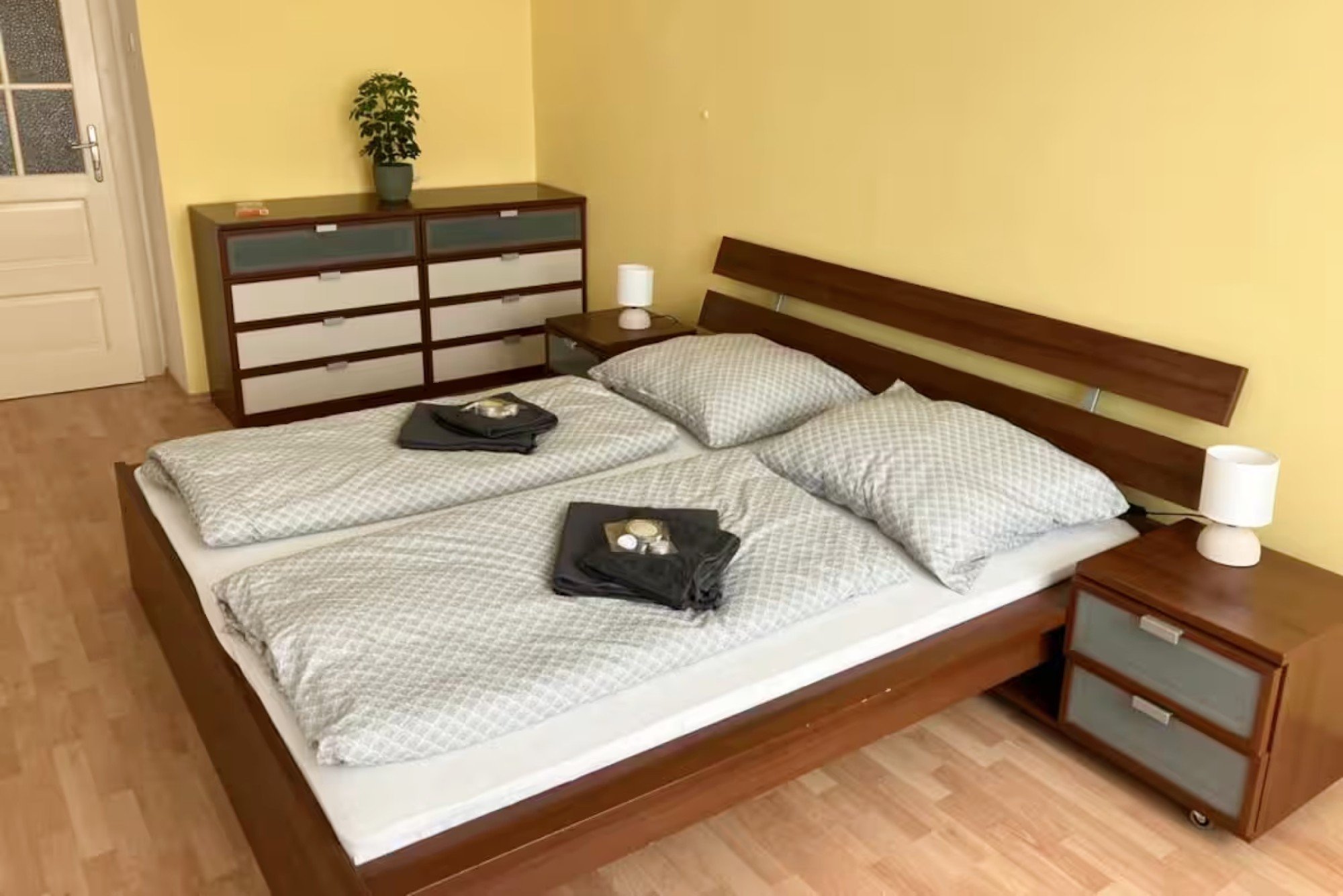 Спалнята изглеждаше по-скоро невзрачна, без ясно подчертан стил, емоции и добре обмислена работа с цветовете и атмосферата.