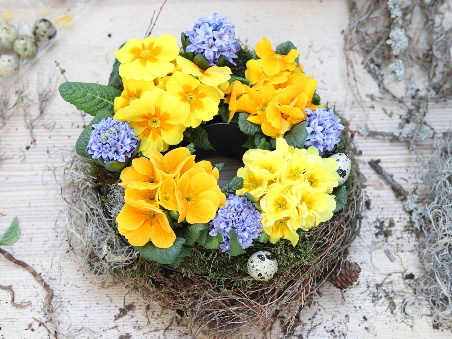 Цветен венец за маса от пролетни растения.