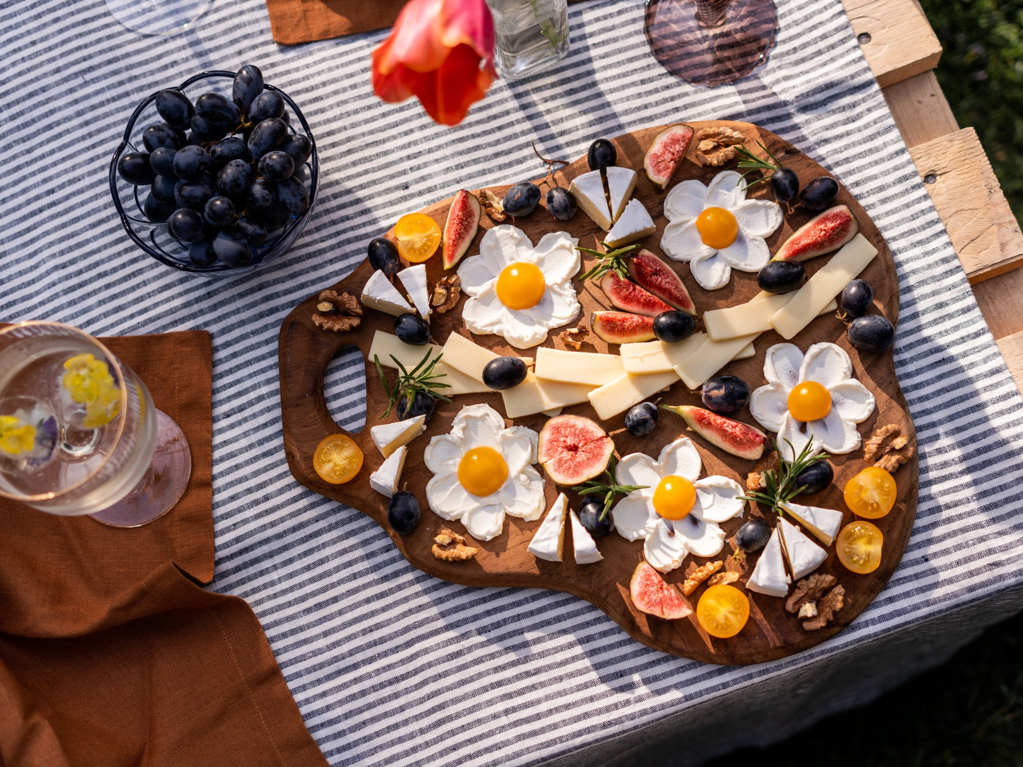 След това украсете цветята с други нарязани вкусотии, плодове и зеленчуци. 